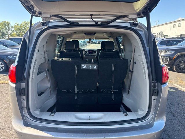 Used 2017 Chrysler Pacifica Touring-L FWD image 23