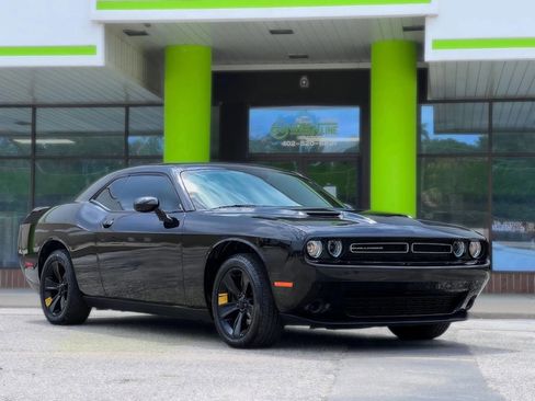 Used 2019 Dodge Challenger SXT image 1