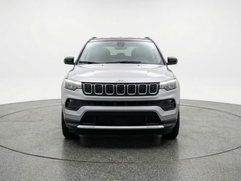 Used 2025 Jeep Compass Latitude image 2