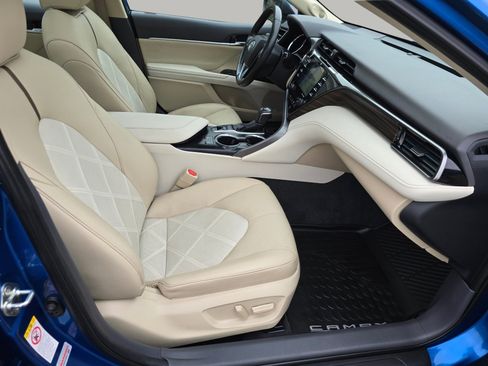 Used 2019 Toyota Camry XLE w/ Navigation Package FWD image 27