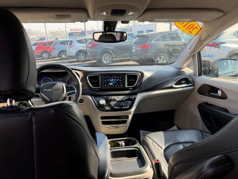 Used 2018 Chrysler Pacifica Touring-L w/ Tire & Wheel Group image 14