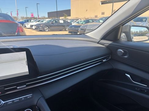 Used 2025 Hyundai Elantra SEL image 35