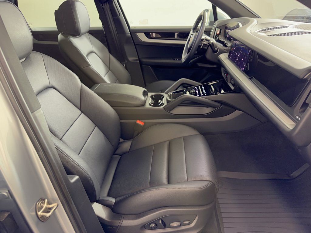 Certified 2024 Porsche Cayenne AWD/4WD image 33