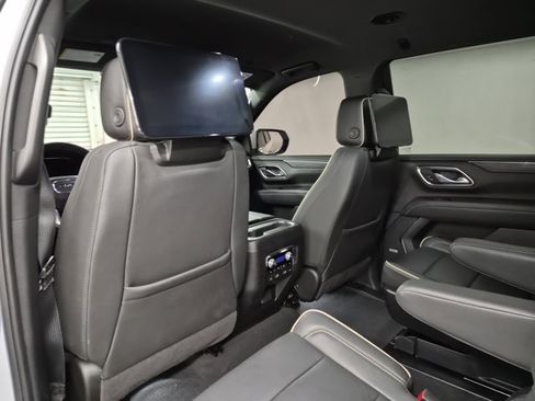 Used 2024 GMC Yukon SLT w/ SLT Luxury Package image 16