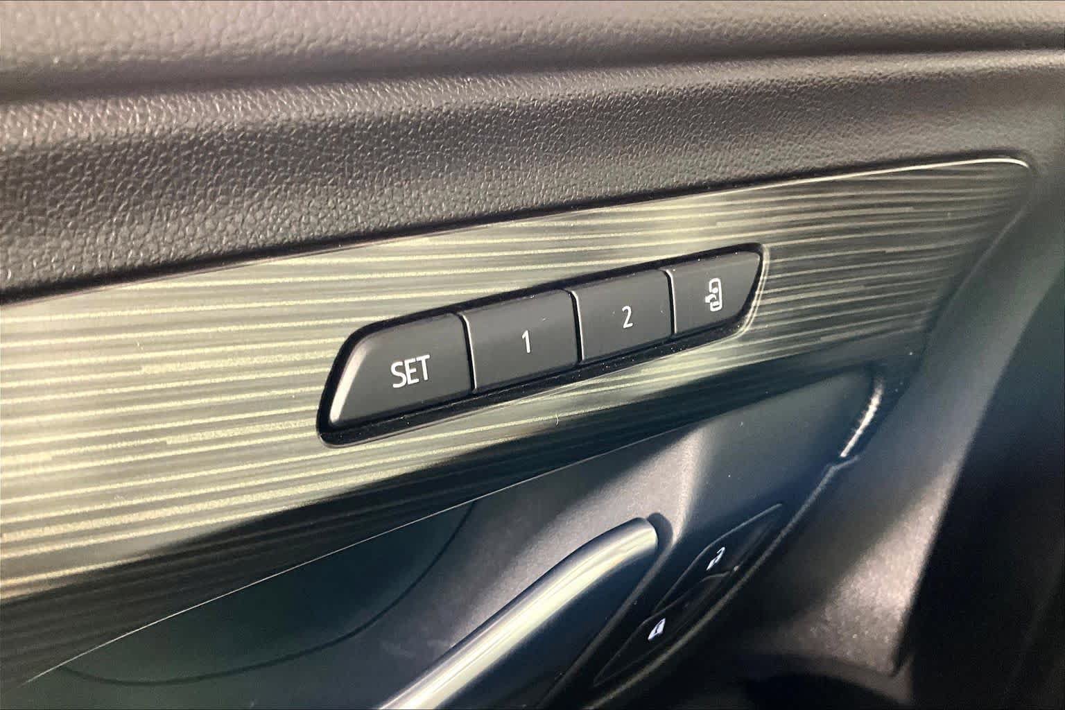 Used 2024 GMC Terrain SLT w/ Elevation Edition FWD image 32