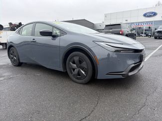Used 2025 Toyota Prius LE video 1