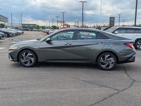 Used 2025 Hyundai Elantra Limited FWD image 2
