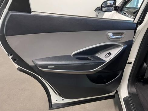 Used 2017 Hyundai Santa Fe SE image 18