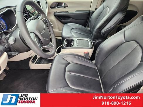 Used 2024 Chrysler Pacifica Touring-L image 14