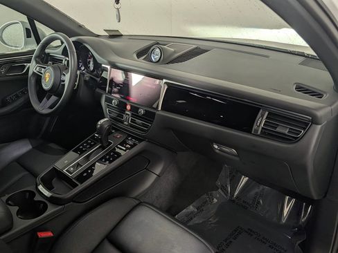 Certified 2023 Porsche Macan AWD/4WD image 19
