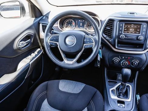 Used 2018 Jeep Cherokee Latitude FWD image 17