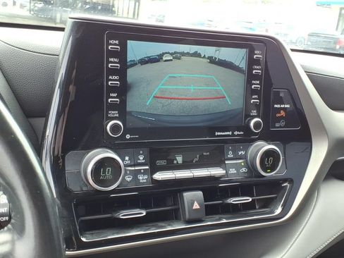 Used 2022 Toyota Highlander LE AWD/4WD image 12