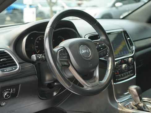 Used 2019 Jeep Grand Cherokee Laredo AWD/4WD image 13