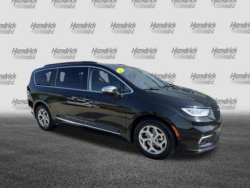 Used 2023 Chrysler Pacifica Limited FWD image 2