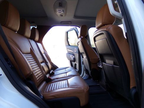 Used 2019 Land Rover Discovery HSE image 24