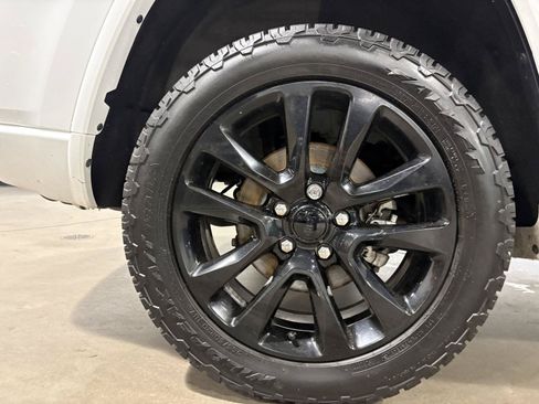 Used 2017 Jeep Grand Cherokee Altitude AWD/4WD image 10