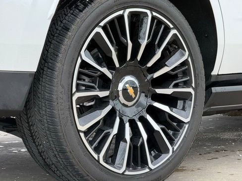 Used 2025 Chevrolet Tahoe High Country image 14