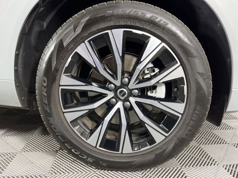Used 2025 Volvo XC60 B5 Plus image 14