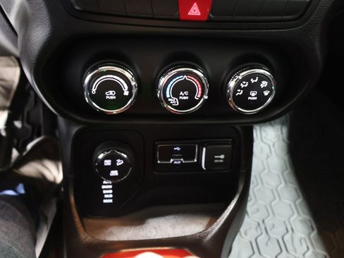 Used 2015 Jeep Renegade Trailhawk image 28