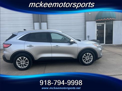 Used 2021 Ford Escape SE image 2