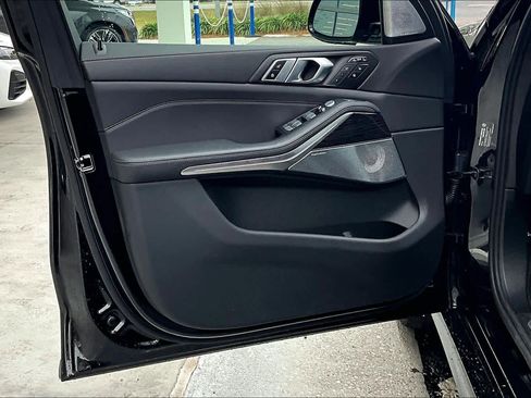 Used 2025 BMW X7 M60i image 24