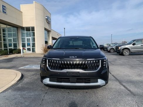 Used 2025 Kia Carnival image 2