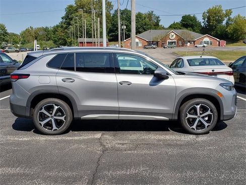 New 2025 Volkswagen Tiguan SE image 3