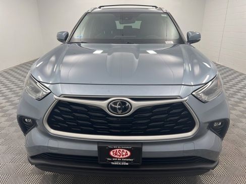 Used 2022 Toyota Highlander XLE image 3
