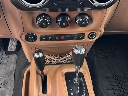 Used 2014 Jeep Wrangler Unlimited Rubicon w/ Connectivity Group AWD/4WD image 13