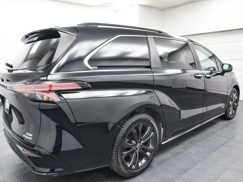 Used 2021 Toyota Sienna XSE w/ XSE Plus Package image 9