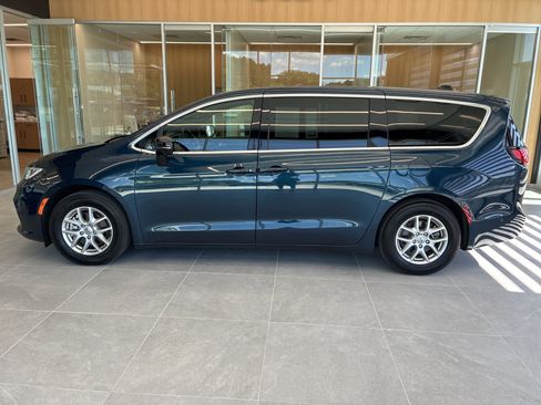 Certified 2025 Chrysler Pacifica Select w/ Uconnect Theater Family Group FWD image 7
