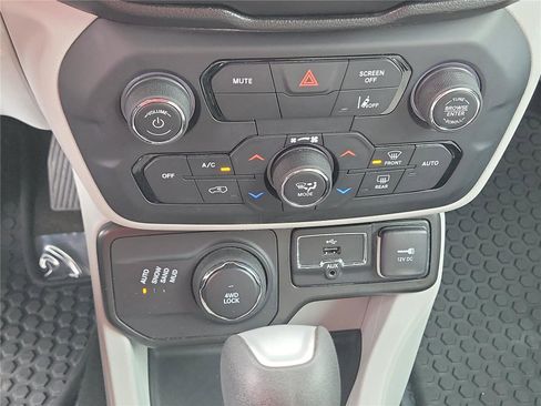 Used 2022 Jeep Renegade Latitude image 28
