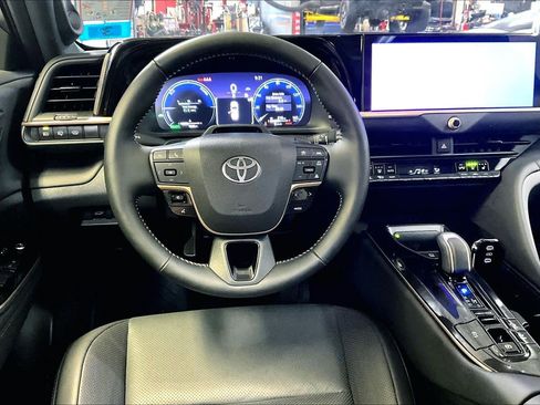 Certified 2025 Toyota Crown Signia image 5