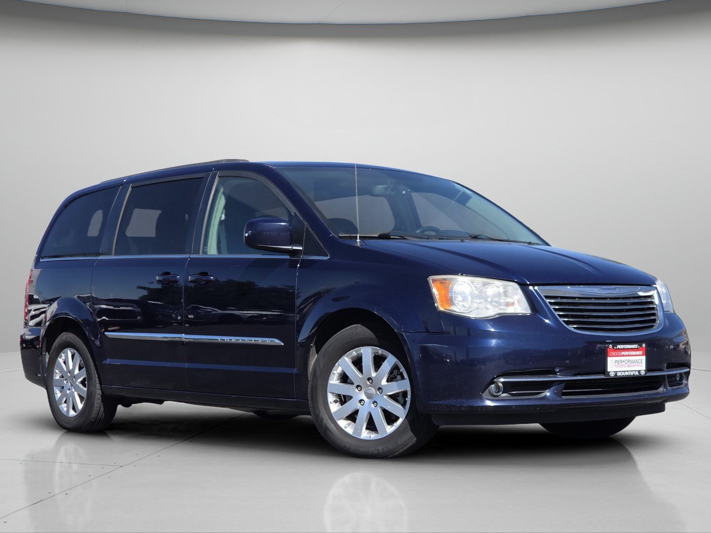 Used 2015 Chrysler Town & Country Touring FWD image 2
