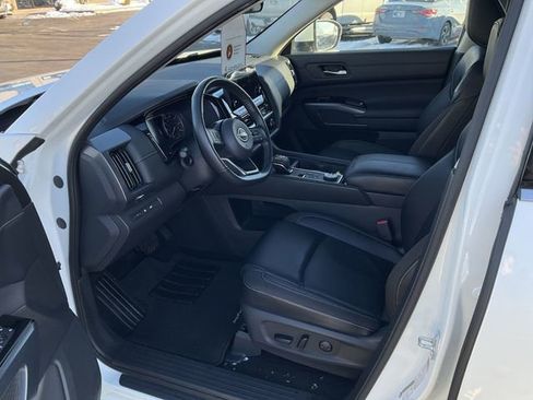 Used 2024 Nissan Pathfinder SL image 10