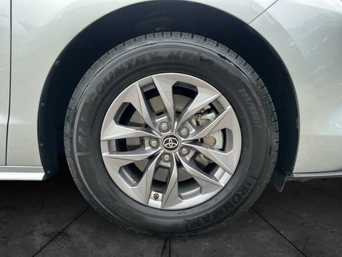 Used 2025 Toyota Sienna XLE FWD image 15