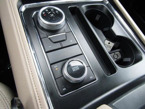 Used 2024 Ford Expedition XLT image 9