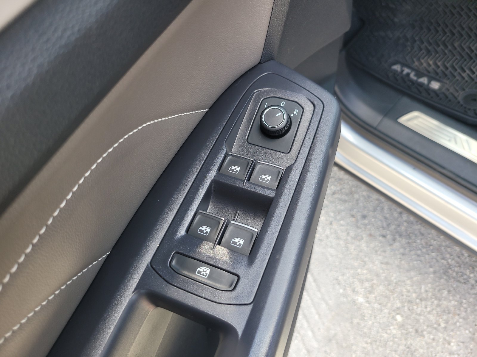 Used 2021 Volkswagen Atlas Cross Sport SE w/ Panoramic Sunroof Package FWD image 14