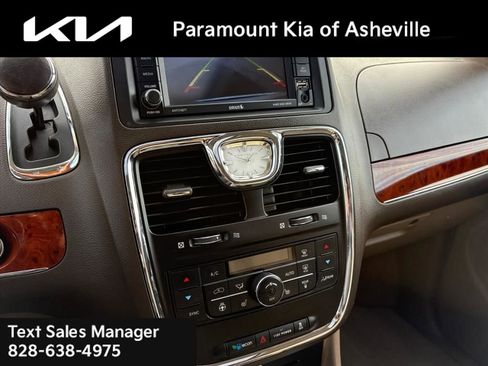 Used 2013 Chrysler Town & Country Limited w/ Luxury Group image 10