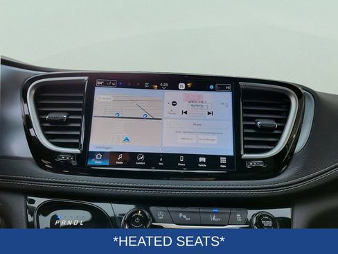 Used 2025 Chrysler Pacifica Limited image 10