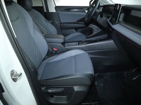 Used 2025 Volkswagen Tiguan SE image 32