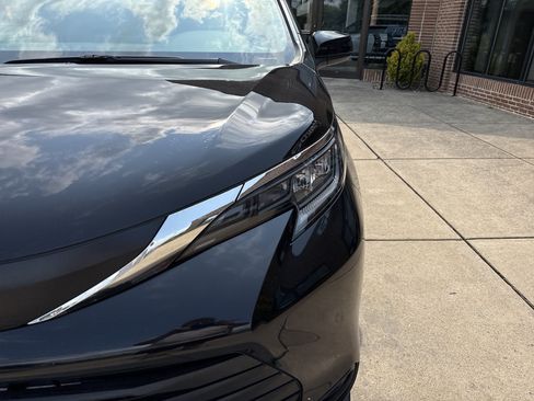 Used 2025 Toyota Sienna LE FWD image 8