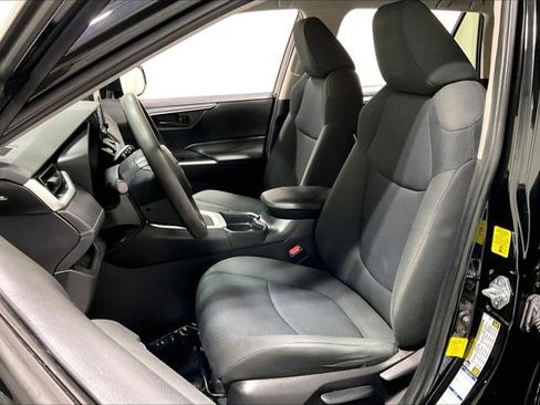 Used 2021 Toyota RAV4 LE image 24