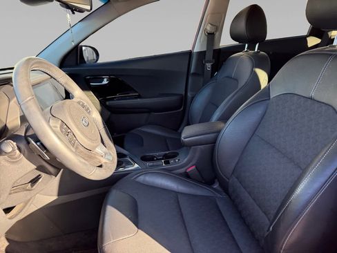 Used 2020 Kia Niro Touring image 9