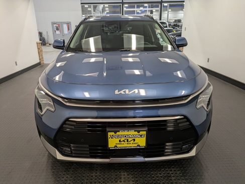 Certified 2024 Kia Niro SX Touring image 2