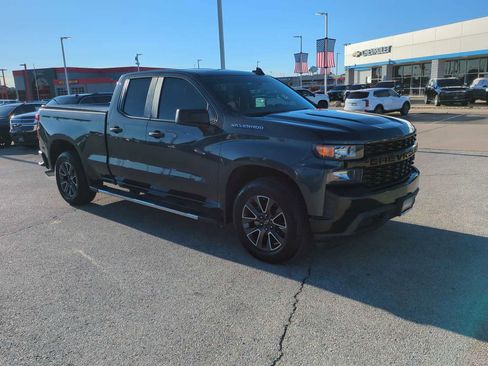 Used 2020 Chevrolet Silverado 1500 Custom w/ Custom Value Package image 2