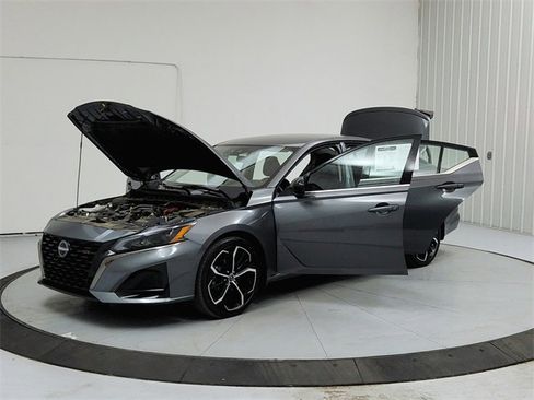 Used 2025 Nissan Altima 2.5 SR image 11