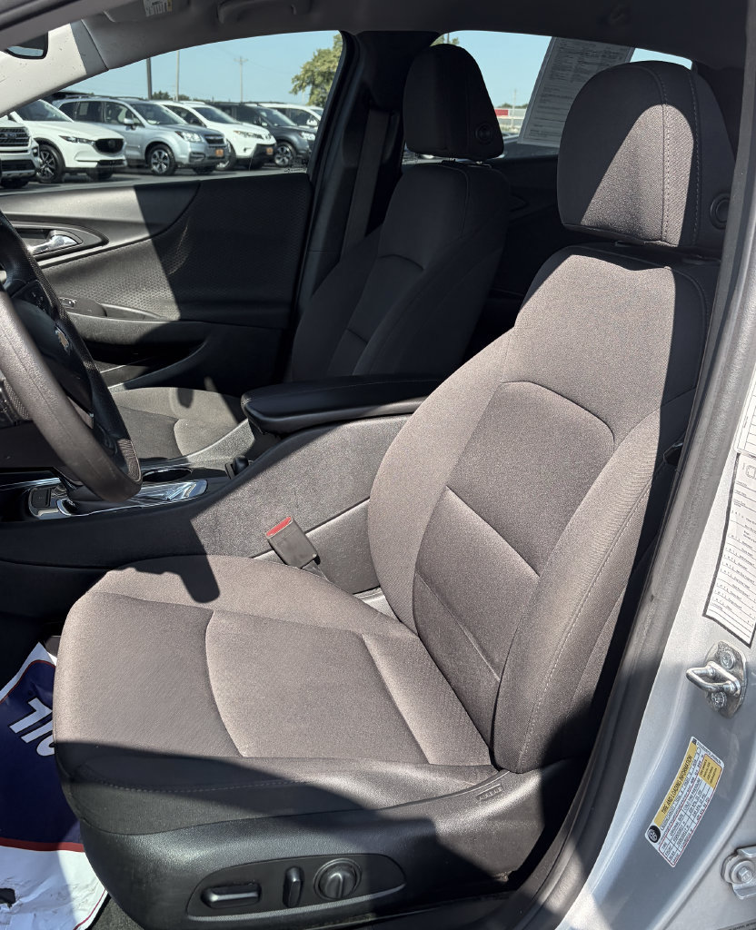 Used 2020 Chevrolet Malibu LT FWD image 16