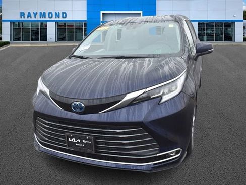 Used 2023 Toyota Sienna Limited image 7