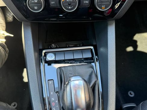Used 2017 Volkswagen Jetta SEL FWD image 24